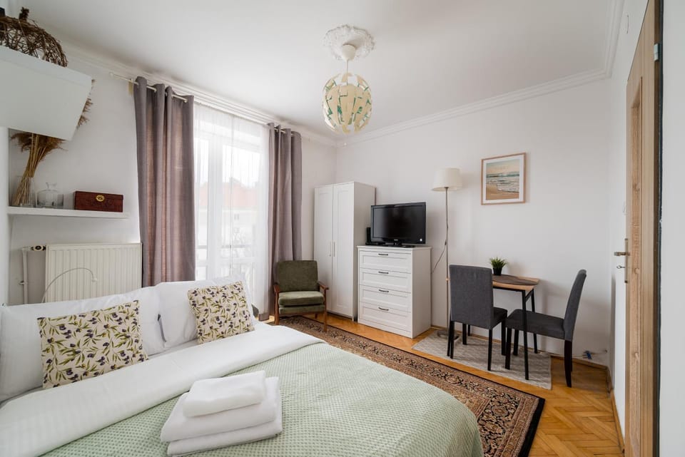 TV and multimedia, Photo of the whole room, Seating area, Bedroom
