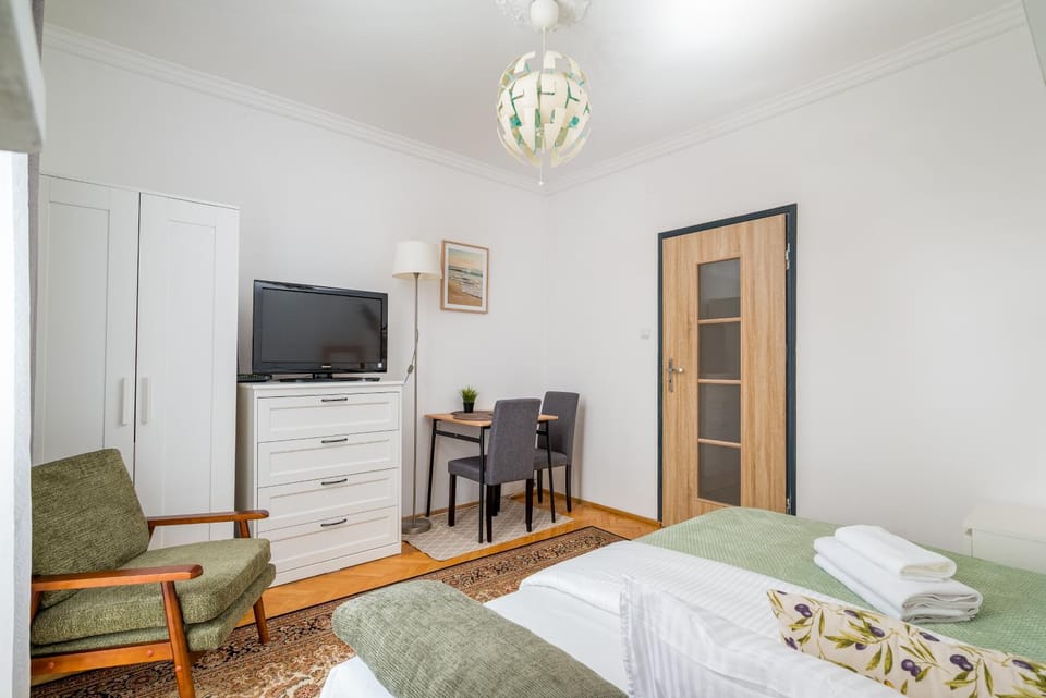 Bed, TV and multimedia, Seating area, Evening entertainment, towels, wardrobe