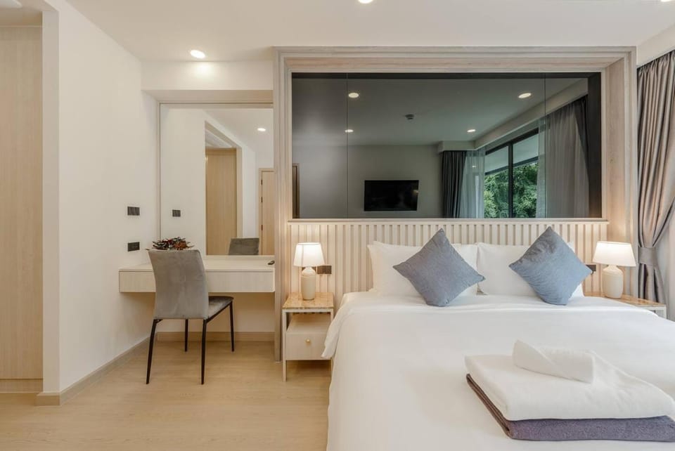 Bed, towels