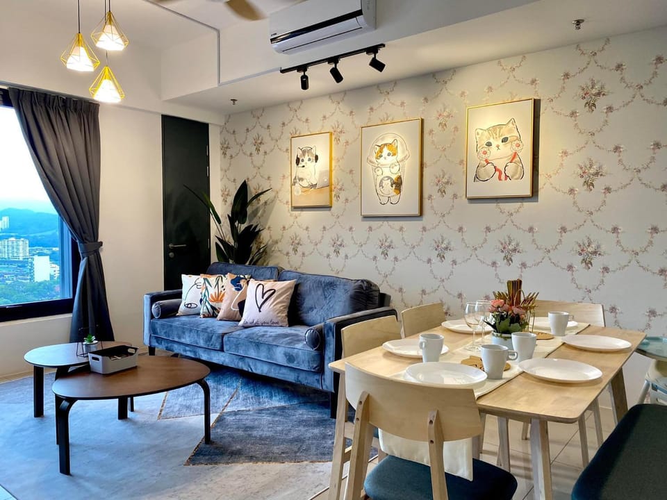 View (from property/room), Living room, Seating area, Dining area, City view, air conditioner