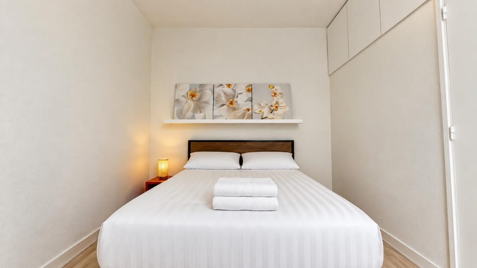 Bed, Bedroom, towels