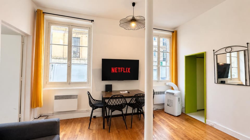 Communal lounge/ TV room, TV and multimedia, Living room, Seating area, Dining area