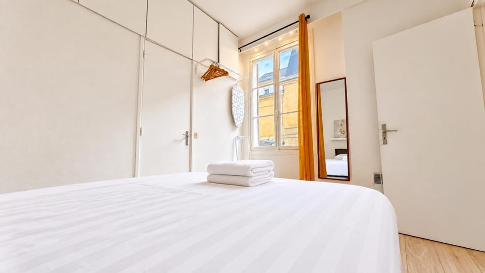 Bed, Bedroom, towels, wardrobe