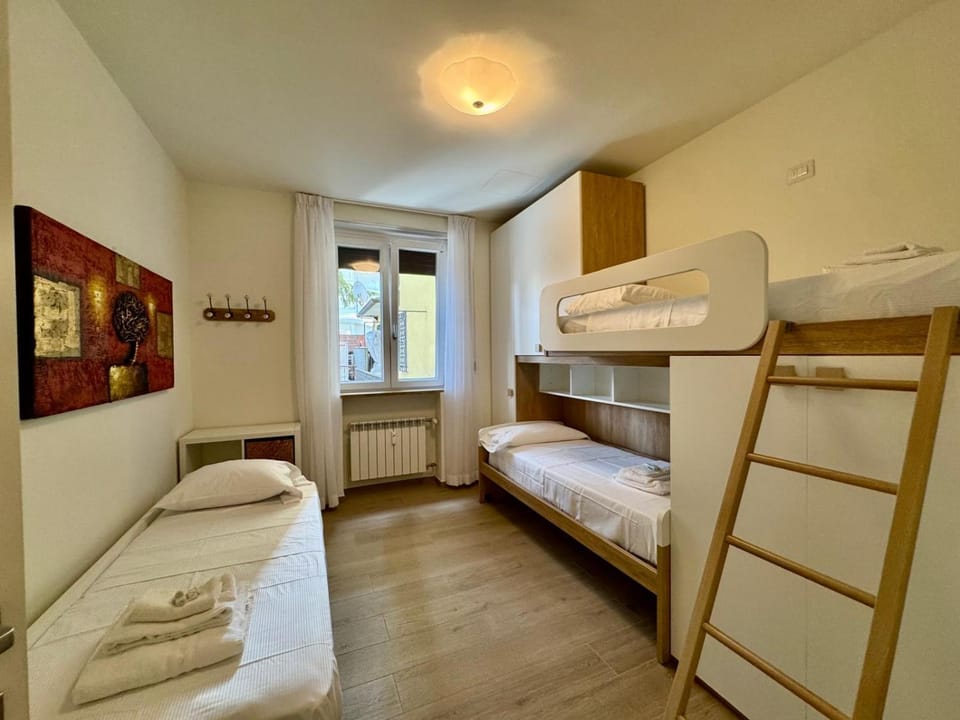 Bed, Photo of the whole room, bunk bed, towels