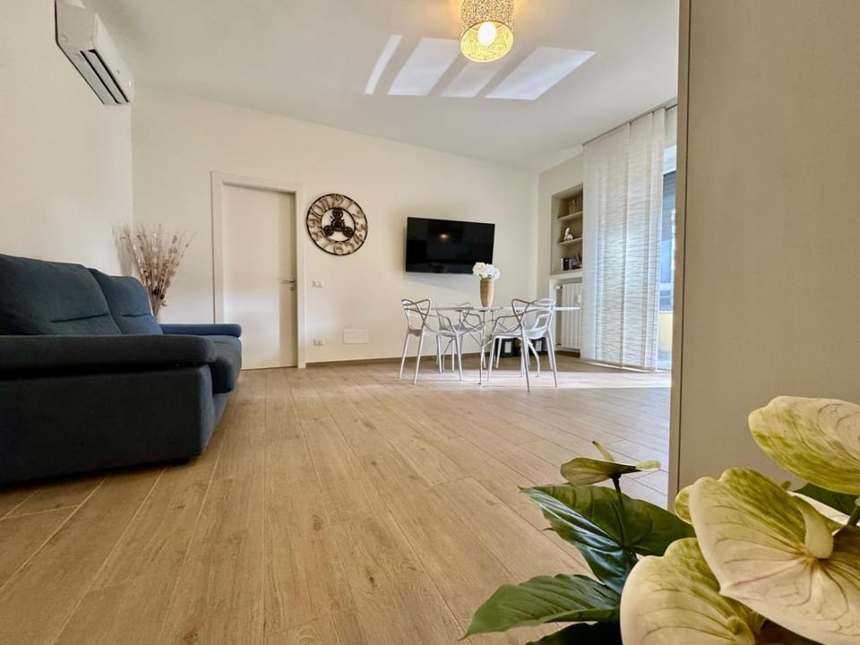 TV and multimedia, Living room, Seating area, Dining area, air conditioner