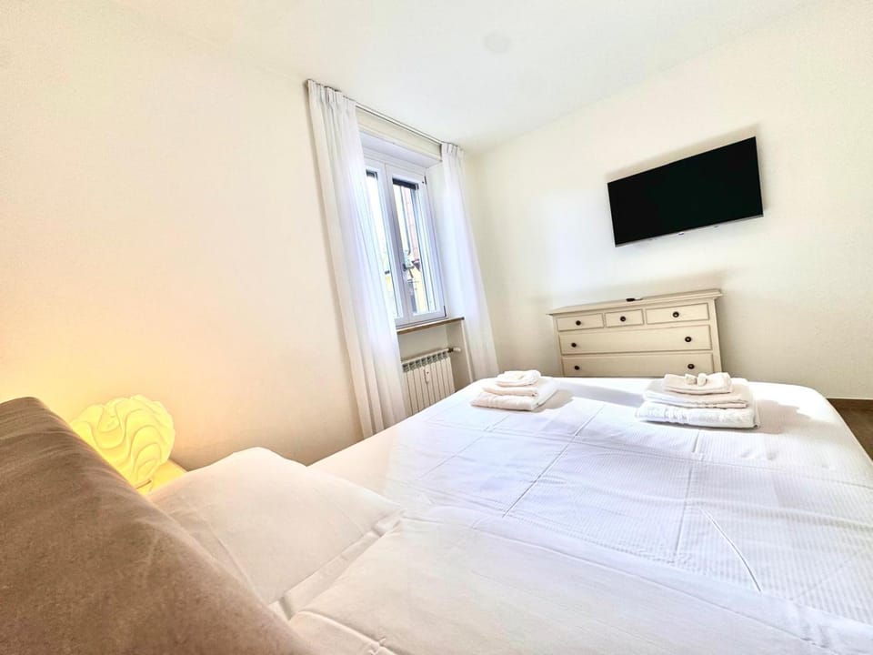 Bed, TV and multimedia, Photo of the whole room, Bedroom, towels