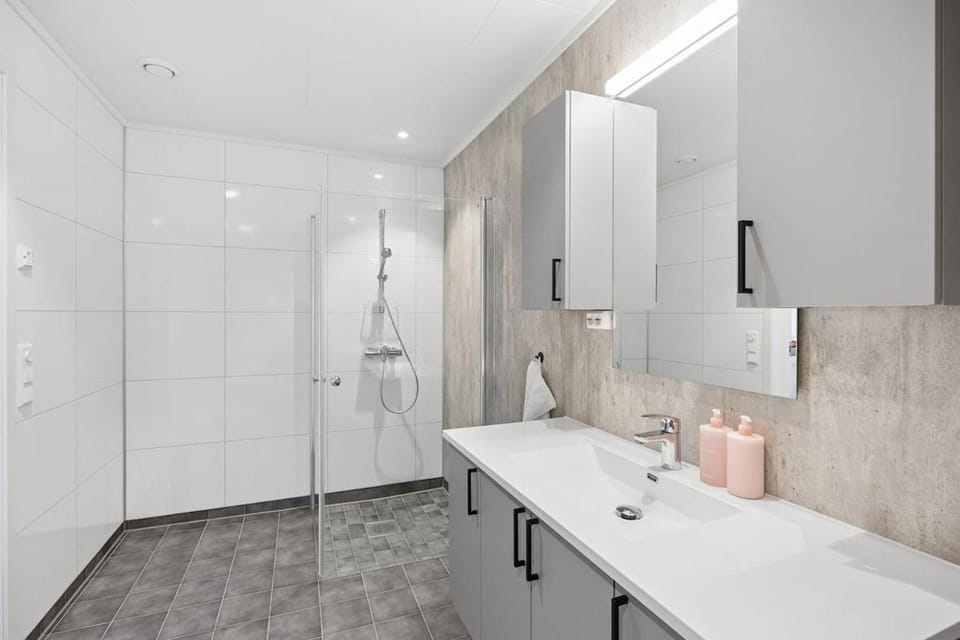 Shower, Bathroom