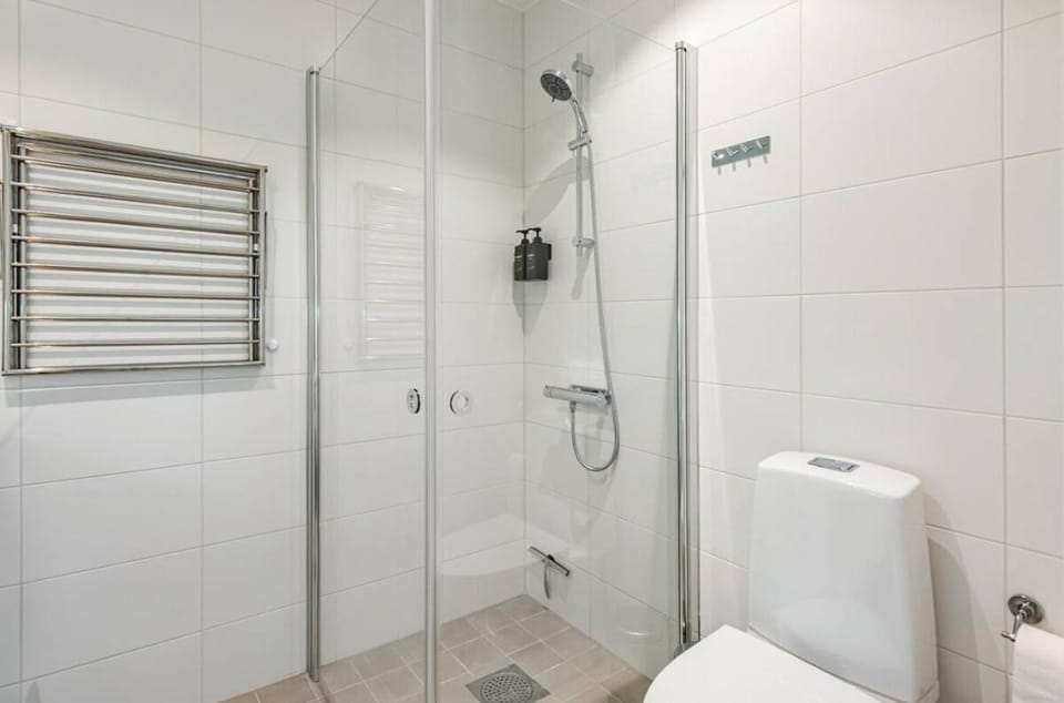 Shower, Toilet, Bathroom, towels