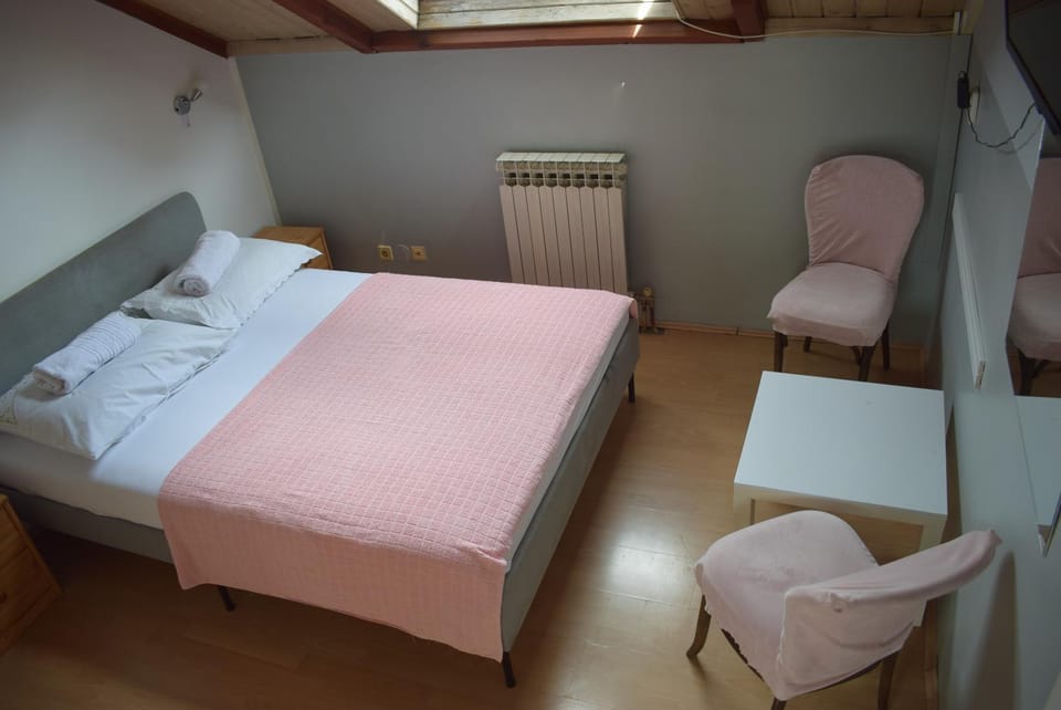 Photo of the whole room, Bedroom, internet