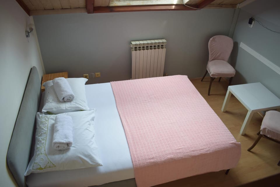 Bed, internet, towels