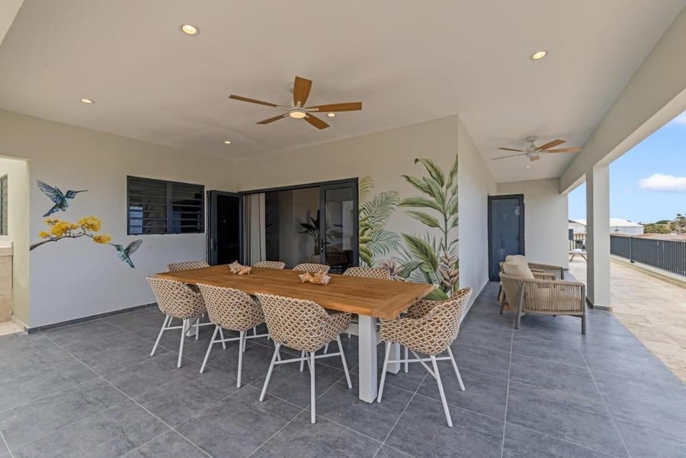 Penthouse Kas di Blenchi, Mambo Beach & Sea View House in Willemstad