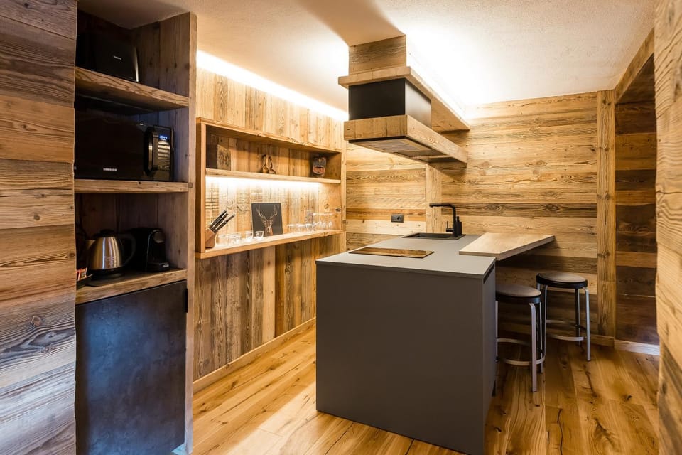 Kitchen or kitchenette, minibar, stove