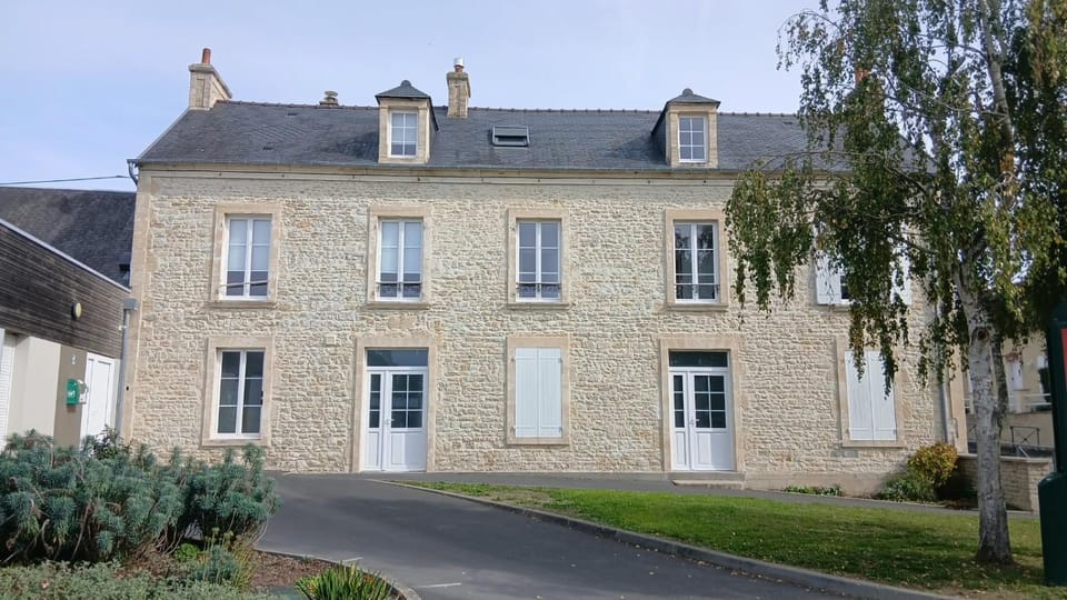 Les Songes duplex cosy 3 chambres 1 salle de bain a 1 km de Bayeux parking public gratuit 15 km de la mer proche plages du débarquement Apartment in Bayeux