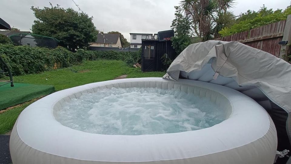Hot Tub Garden & Outdoor Lounge Sanctuary Apartment in Cardiff