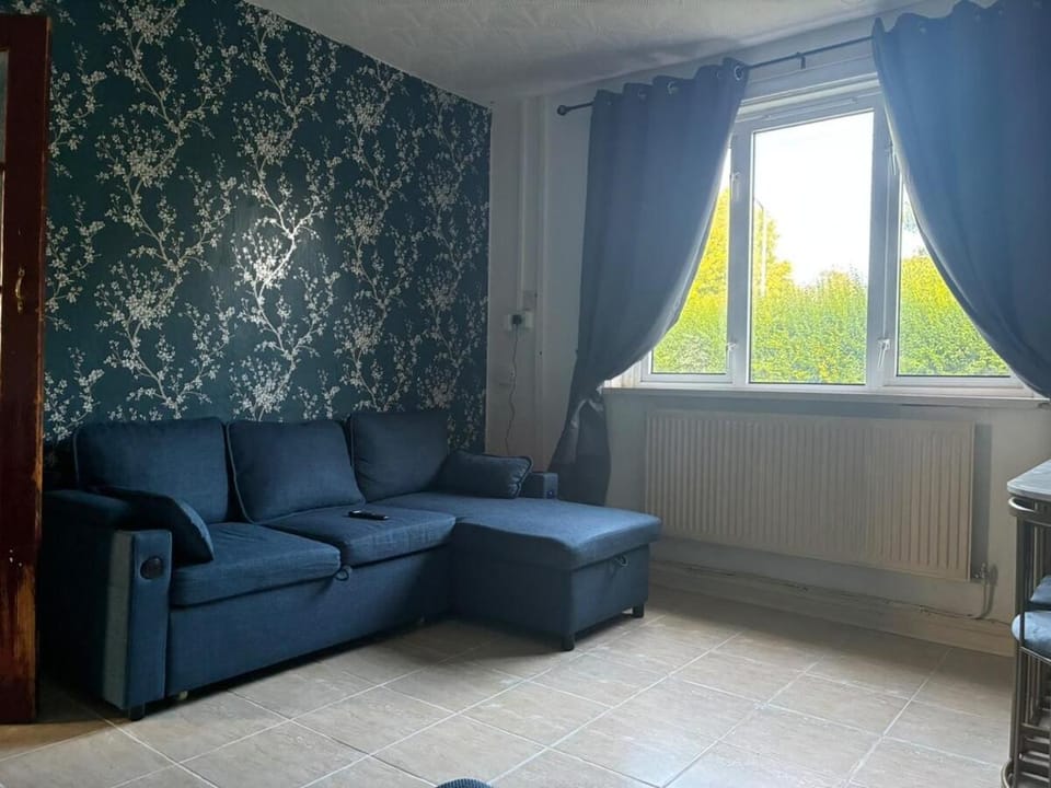Hot Tub Garden & Outdoor Lounge Sanctuary Apartment in Cardiff