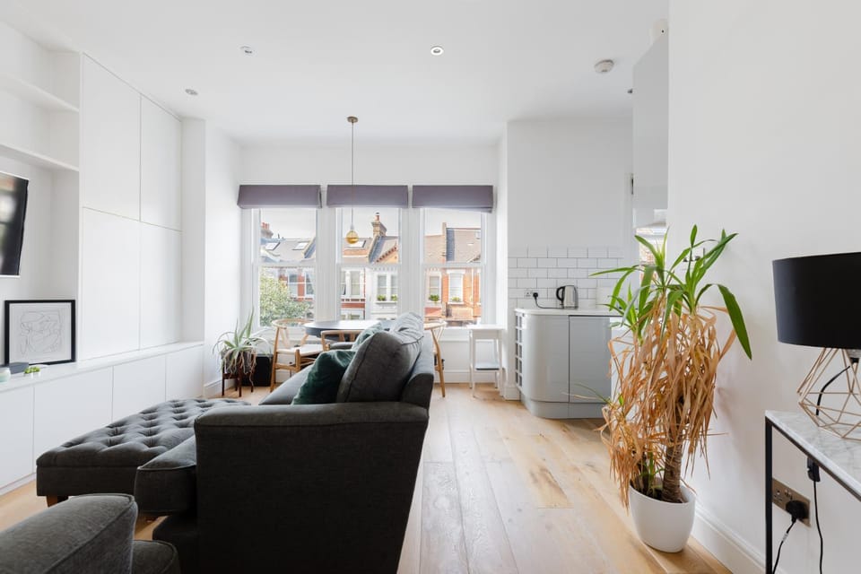Beautiful 2BDR Flat Right by Clapham Common Apartment in London