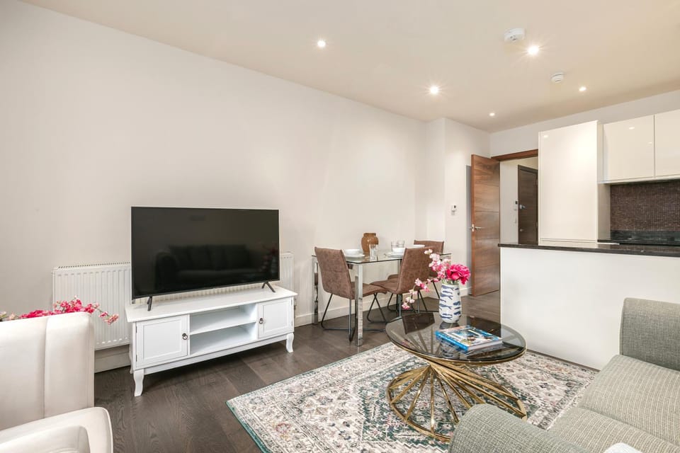 The Golders Green 2 Bedroom Garden Suite Free Parking Apartment in London