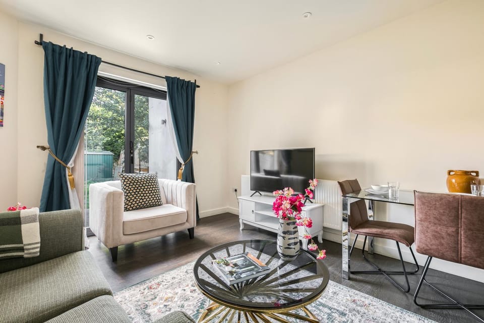 The Golders Green 2 Bedroom Garden Suite Free Parking Apartment in London