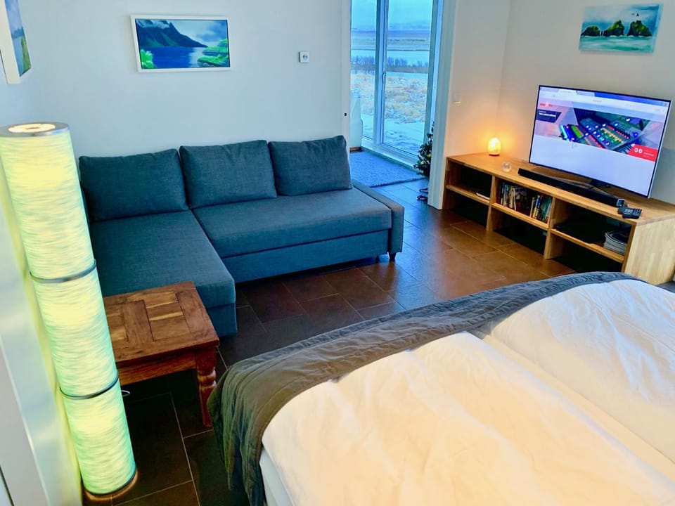 Communal lounge/ TV room, Seating area, Bedroom, Mountain view, River view