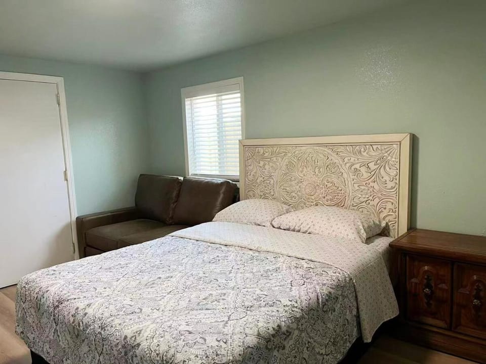 3 Queen-Size Beds and Full Kitchen Only 6-min Drive to Discovery Park! House in West Sacramento