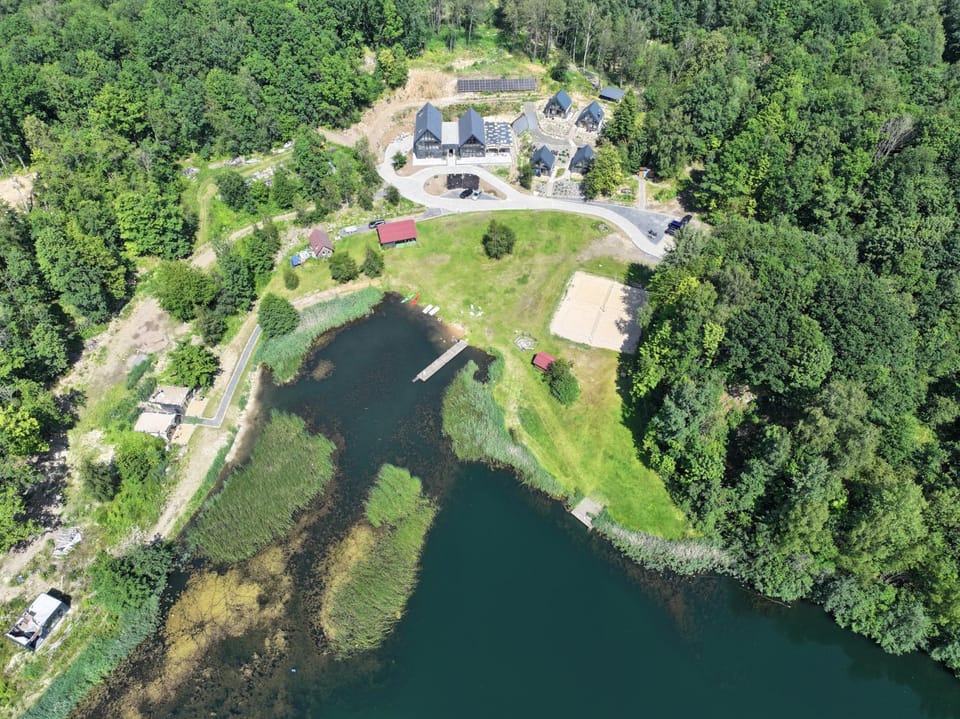 Property building, Day, Neighbourhood, Natural landscape, Bird's eye view, Garden, Lake view