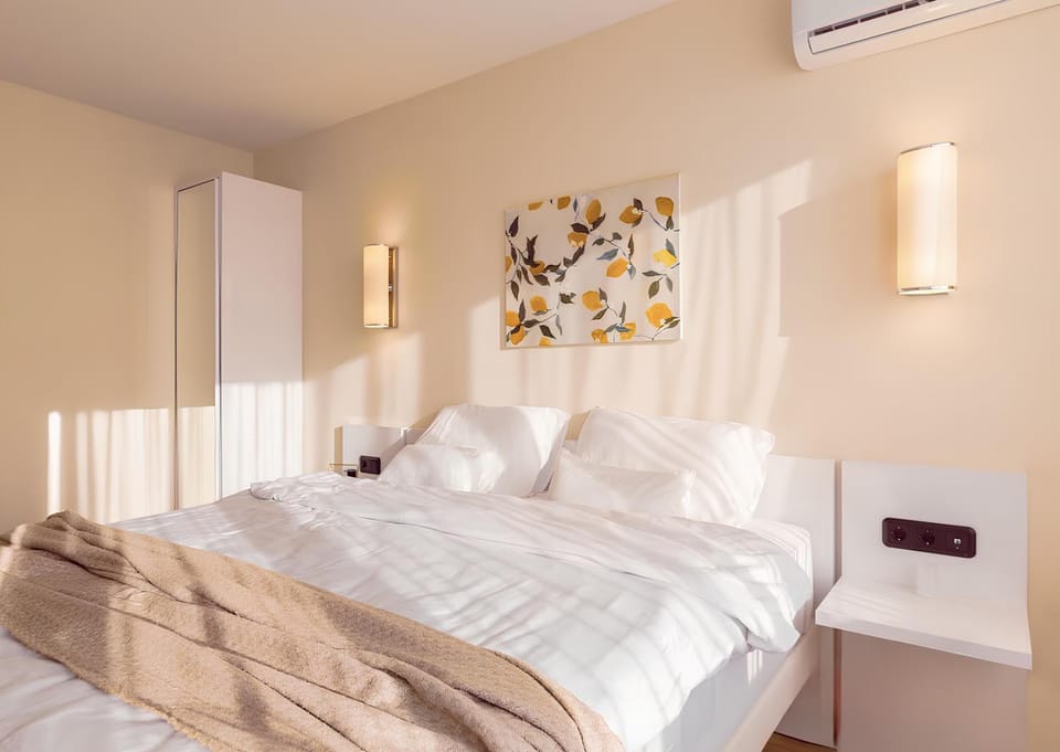 Bed, Photo of the whole room, Bedroom, internet, wardrobe, air conditioner