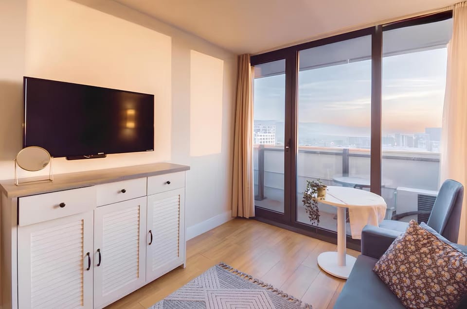 Communal lounge/ TV room, TV and multimedia, View (from property/room), Balcony/Terrace, Kitchen or kitchenette, Living room, Seating area, Dining area, Evening entertainment