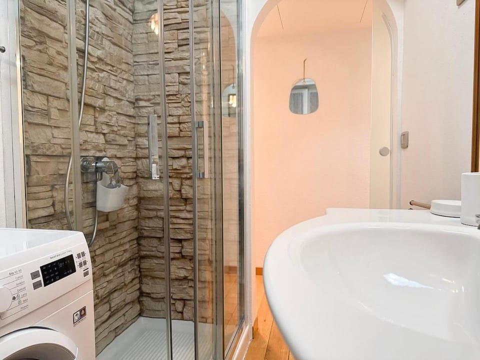 Shower, Bathroom, towels, washing machine