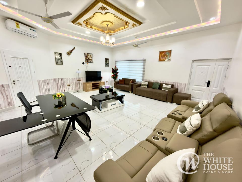 TV and multimedia, Living room, Seating area, air conditioner