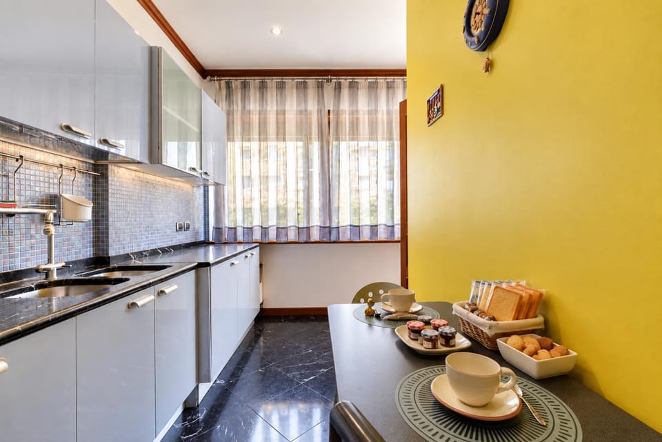 Kitchen or kitchenette, Food and drinks, stove