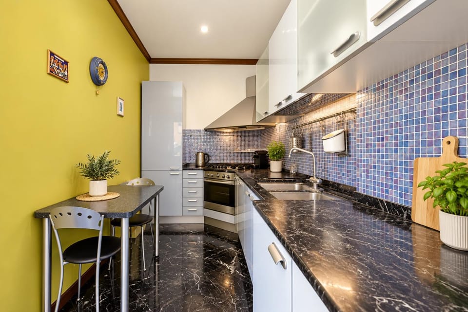 Kitchen or kitchenette, Dining area, oven, stove