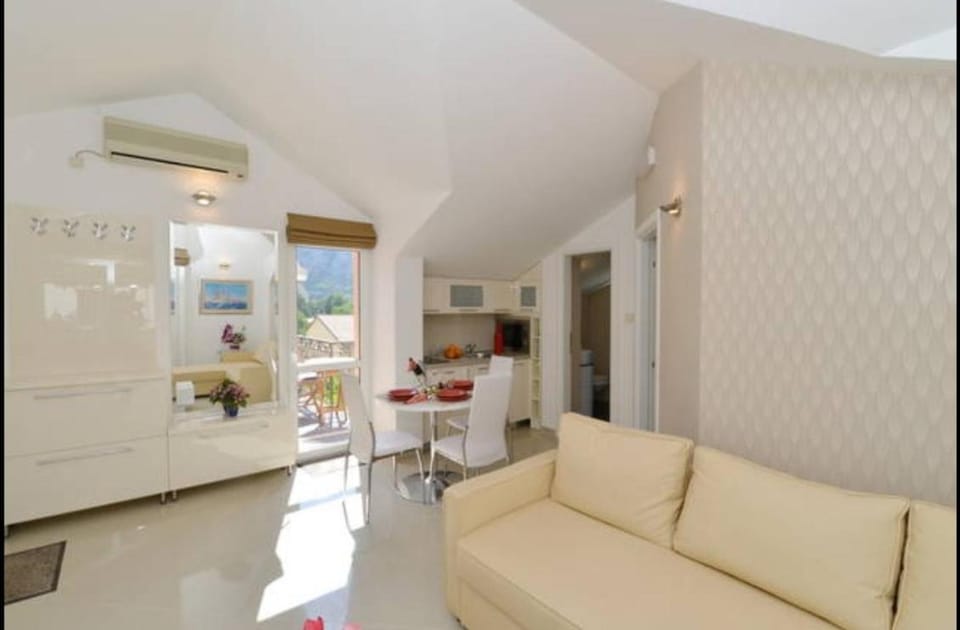 Kitchen or kitchenette, Living room, Dining area, Mountain view