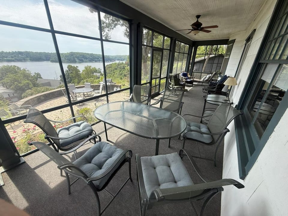 Waterfront View of Severn, 6 Bedrooms, Sleeps 12 House in Winchester On Severn