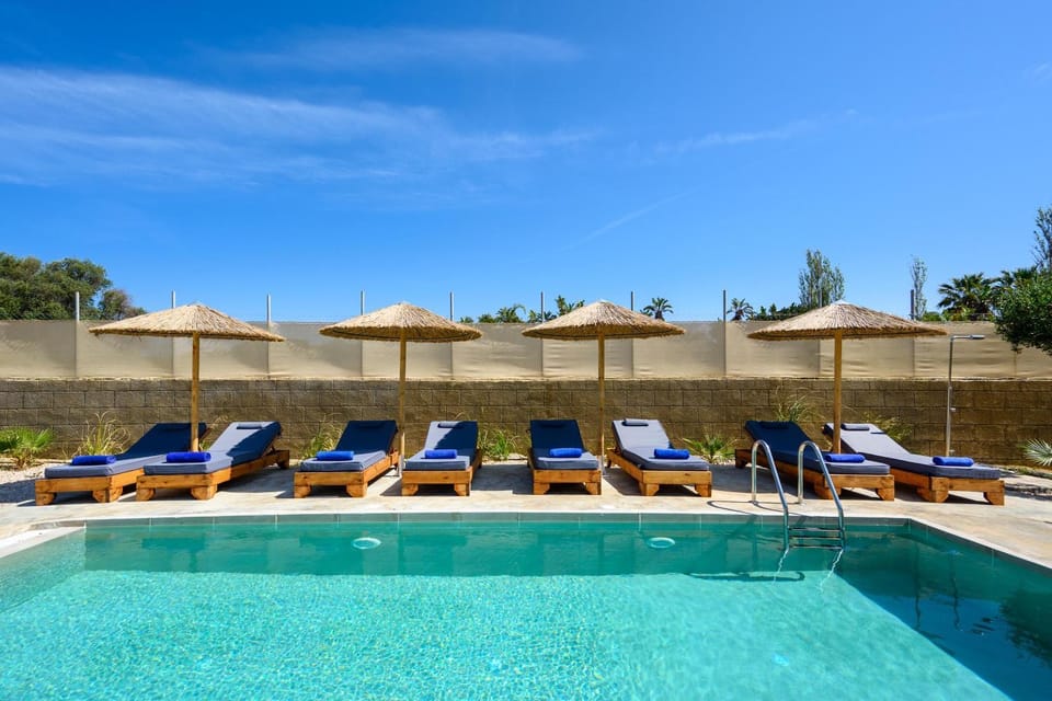 Swimming pool, sunbed