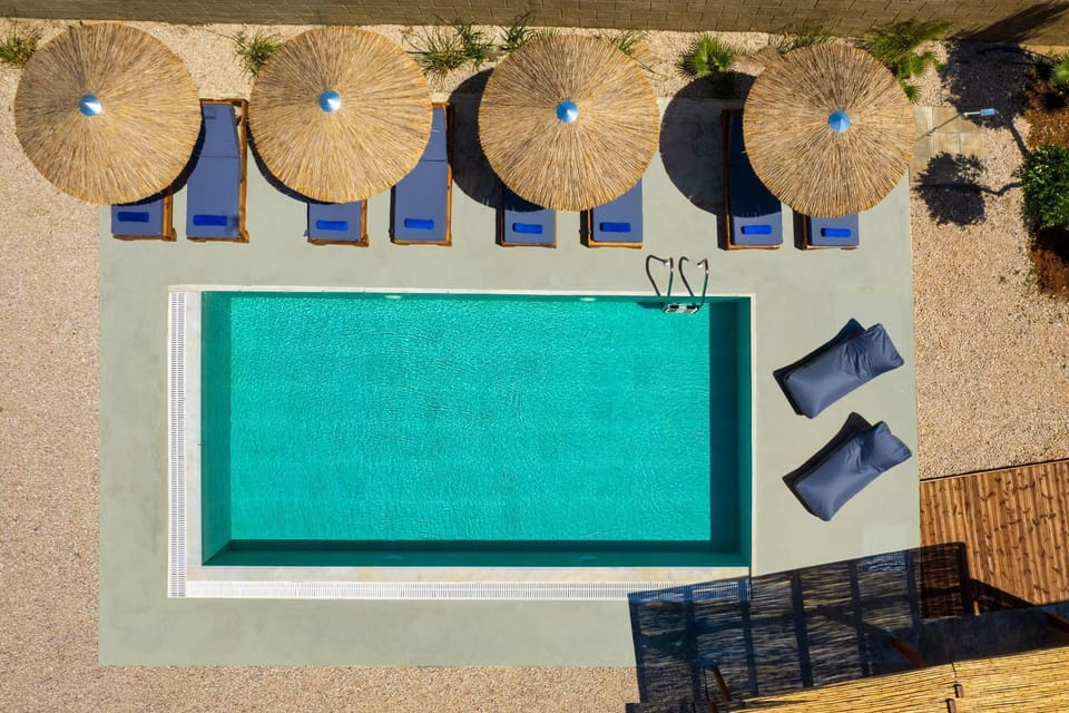 Swimming pool, sunbed