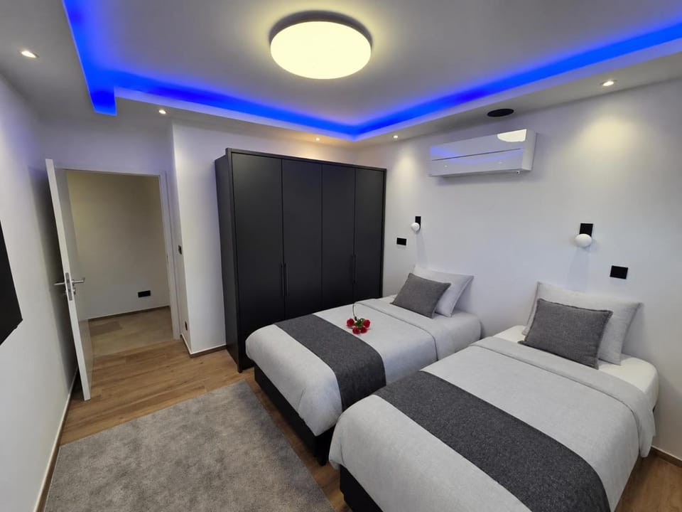 Bed, TV and multimedia, Photo of the whole room, Bedroom