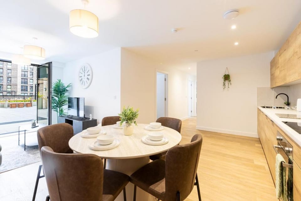 Modern 3BR Retreat in Central Manchester, Sleeps 6 Apartment in Salford
