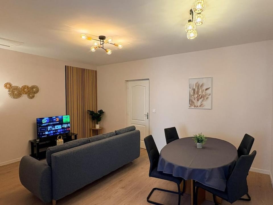 TV and multimedia, Living room, Seating area, Dining area