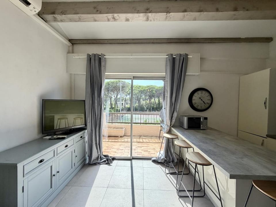 Studio avec mezzanine, climatisé, accès privé golf Apartment in Saint-Raphael