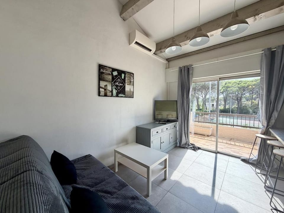 Studio avec mezzanine, climatisé, accès privé golf Apartment in Saint-Raphael