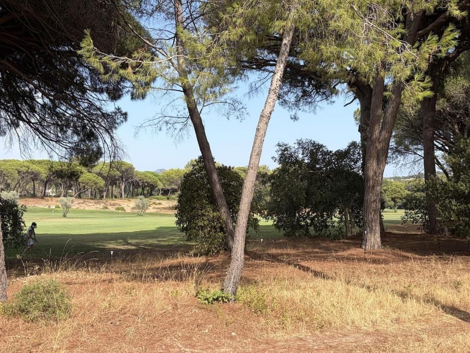 Studio avec mezzanine, climatisé, accès privé golf Apartment in Saint-Raphael