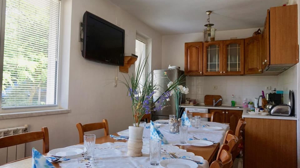 Kitchen or kitchenette, Living room, Dining area, Breakfast