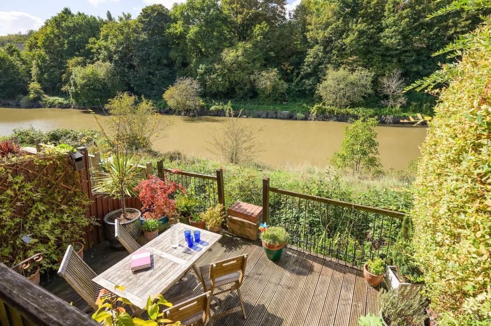 Townhouse on the River Decking & Private Parking House in Bristol