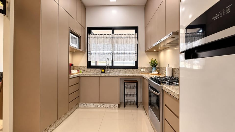 Kitchen or kitchenette, minibar, oven, stove