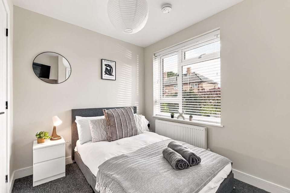 Bed, Photo of the whole room, Bedroom, towels