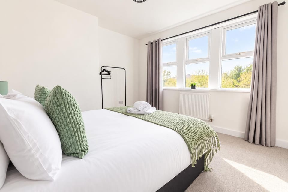Central 5BR Sleeps 14 - Free Parking & Games Room House in Cardiff