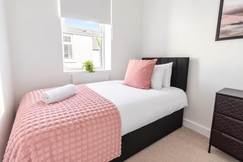 Central 5BR Sleeps 14 - Free Parking & Games Room House in Cardiff
