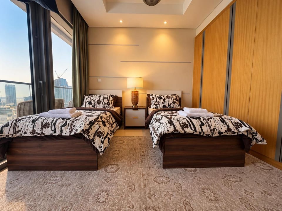 Bed, Balcony/Terrace, Bedroom, City view, wardrobe, air conditioner