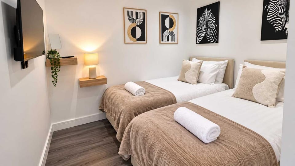 Bed, TV and multimedia, Photo of the whole room, Bedroom, towels