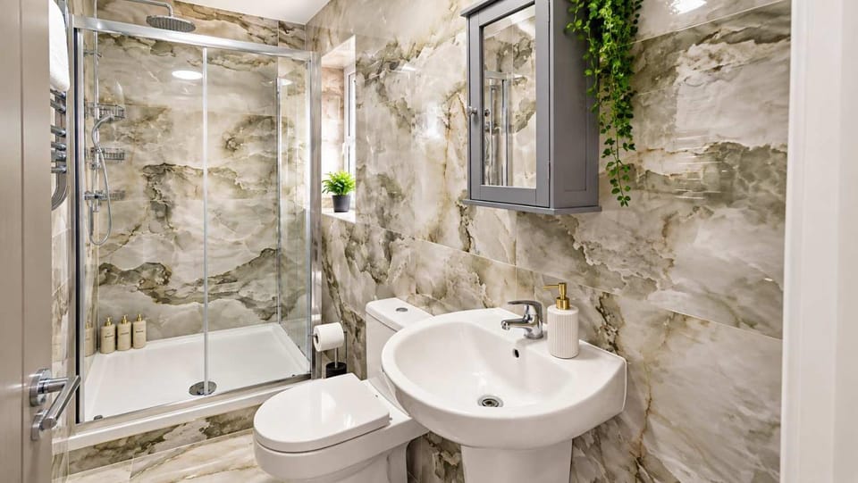 Shower, Toilet, Bathroom, Bath, bidet, towels